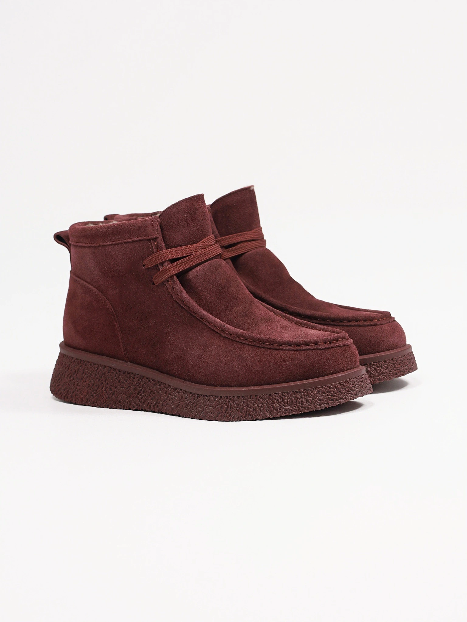 Ботинки бордового цвета из натуральной замшы на средней платформе